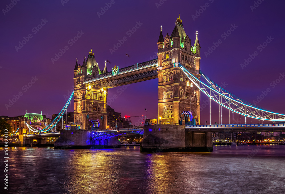 Fototapeta premium Tower Bridge at night. Tower Bridge in London, the UK at night. Panorama of the city centre. London postcard.