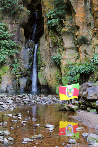 Obraz na płótnie waterfall in the forest w salonie