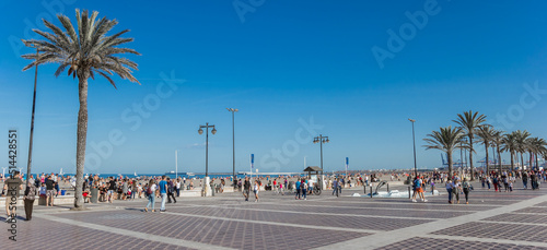 Foto Panorama of people walkng the boulevard of Valencia, Spain