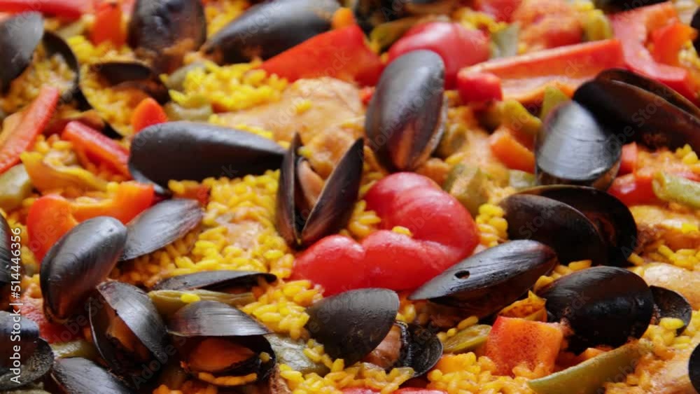 cuisson d'une paella dans son plat traditionnel	