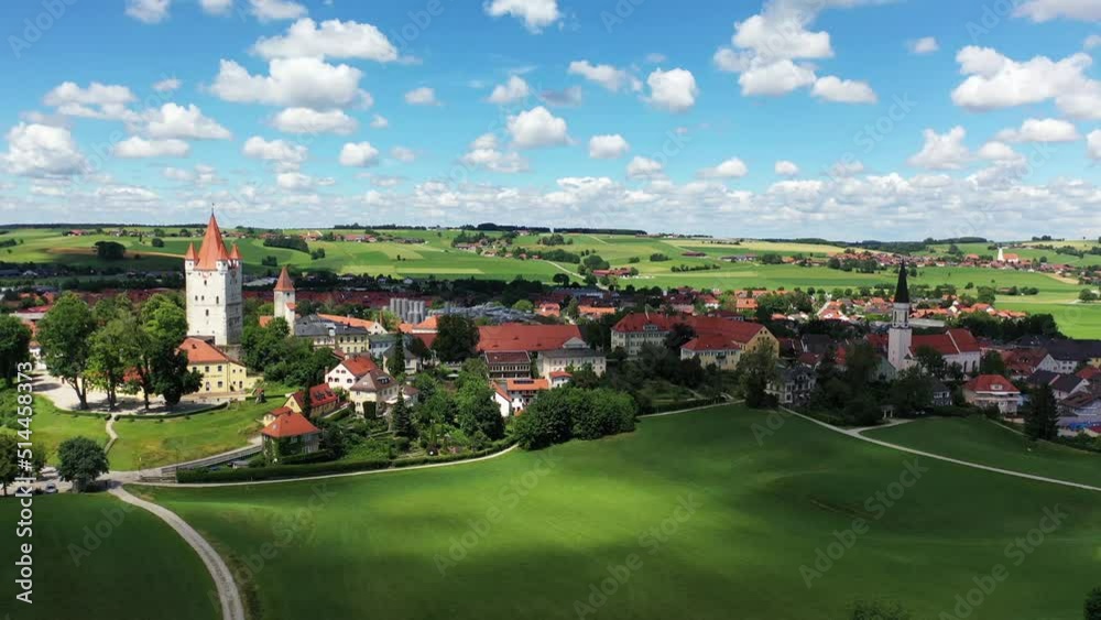 Drohnenvideo von Haag in Oberbayern bei schönem Wetter