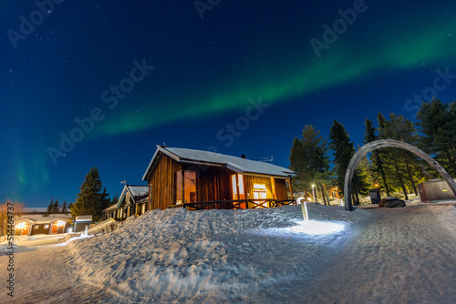 Aurora boreale in Lapponia. ad Abisko in Svezia. Colori nel cielo e tra la neve