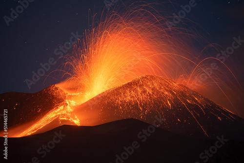 Foto Etna Eruption 2022 And Winter Snow