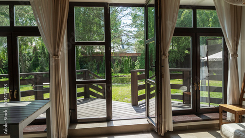 Foto View of garden from inside house with french doors leading to a courtyard garden