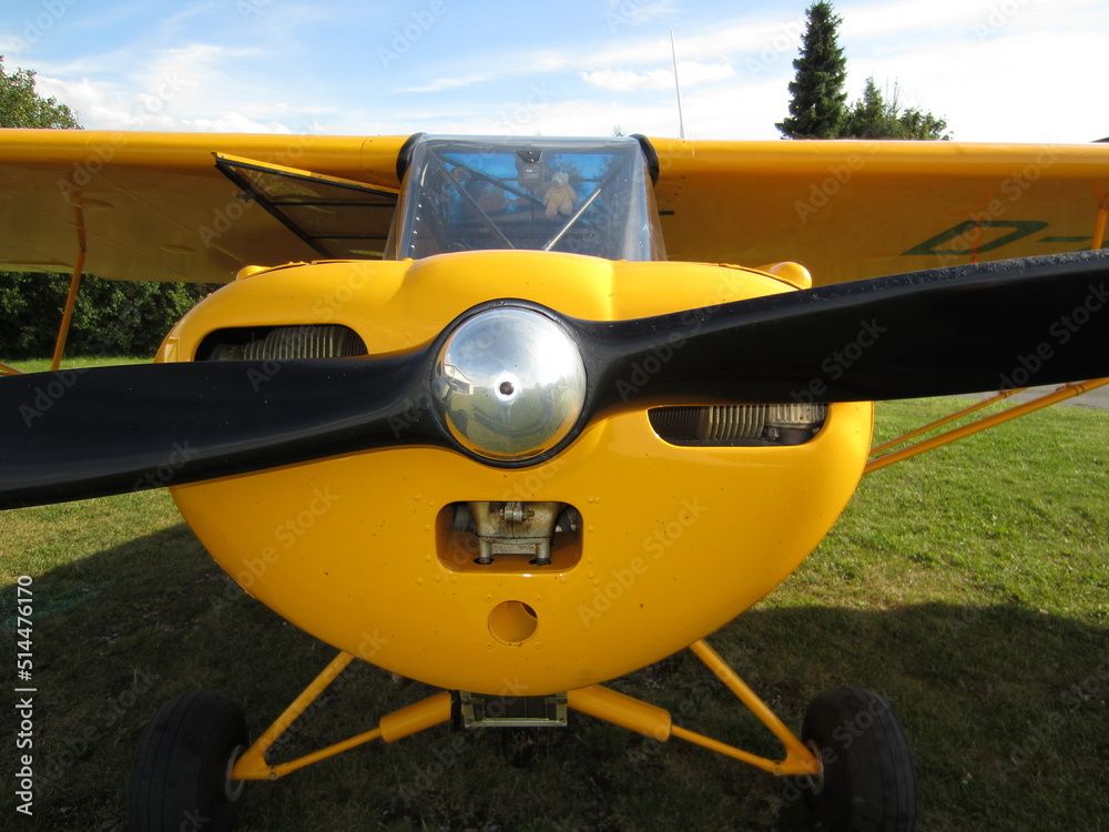 gelbes altes Flugzeug gelbes altes Flugzeug