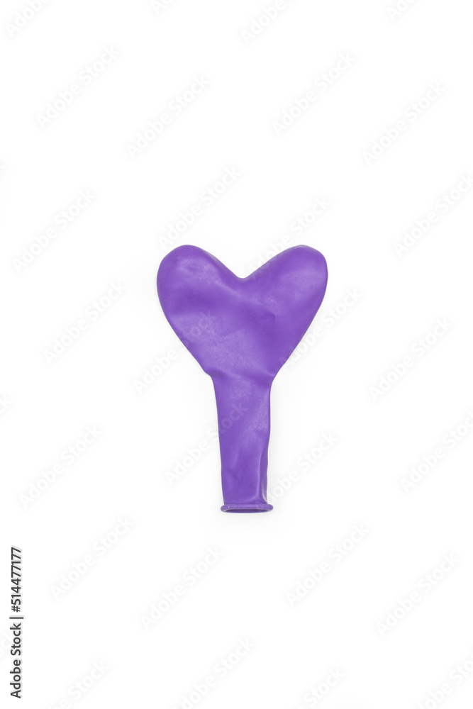 Globo violeta morado en forma de corazón sobre un fodno blanco liso y aislado. Vista superior y de cerca. Copy space Globo violeta morado en forma de corazón sobre un fodno blanco liso y aislado. Vista superior y de cerca. Copy space