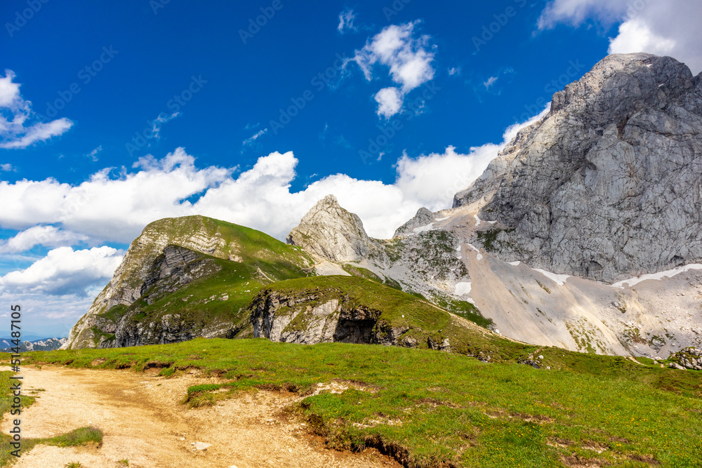 Naklejka premium Unterwegs auf der höchsten Straße Sloweniens zum Magart Gipfel - Slowenien - Italien
