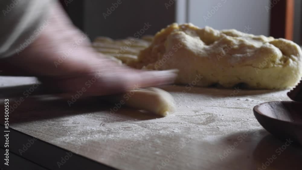Ñoquis de papa. ñoquis en casa. Comida a base de papa, harina y huevo. Alimento elaborado de manera casera. 
