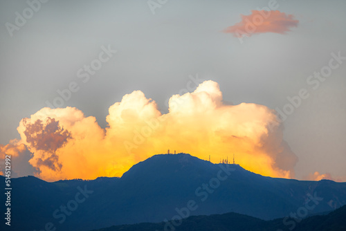 夕日に照らされた入道雲