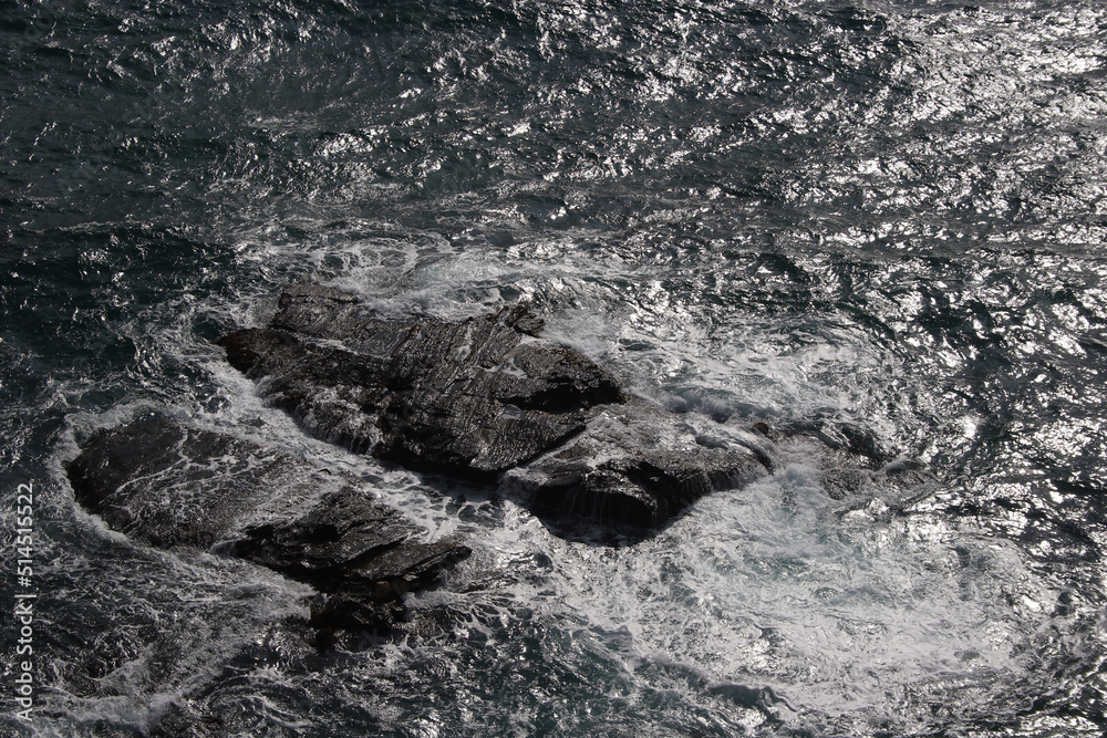 Rocas en el mar rodeadas de agua junto a la costa. Rocas en el mar rodeadas de agua junto a la costa.