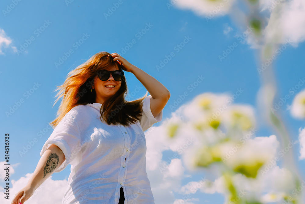 Smiling woman in depth of field
Smiling woman in depth of field