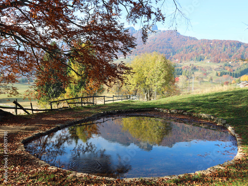 Photo autumn landscape in the mountains with a pond where the high peaks are reflected