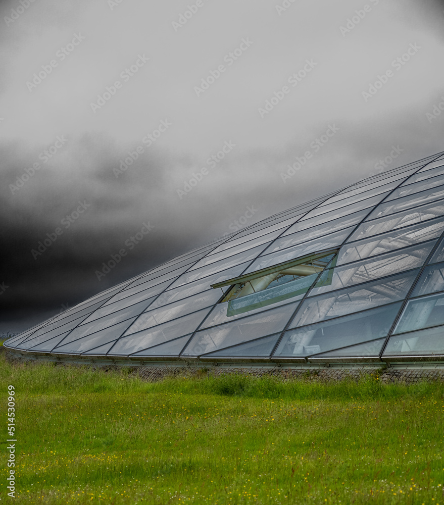  the world's largest single-span glasshouse, measuring 110 m long by 60 m wide, Welsh Botanical Gardens