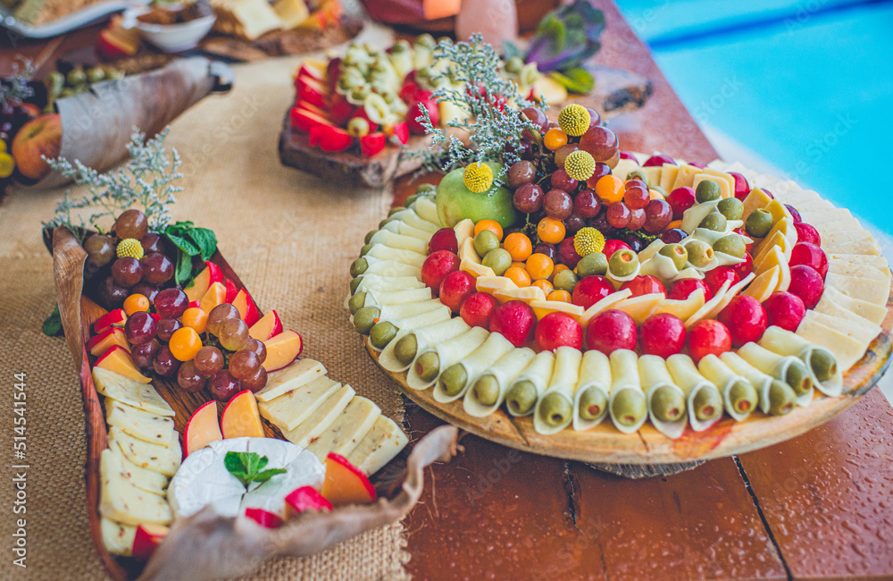 diseño de tabla de queso y frutas decorado para celebración Stock Photo