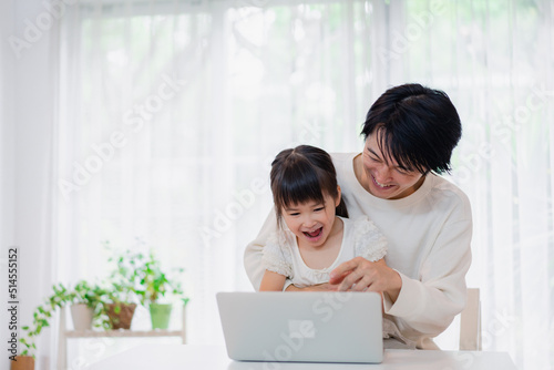 お父さんと一緒にパソコンを使う小さな女の子 © maroke