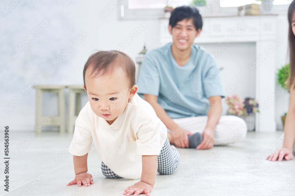 リビングでハイハイする乳幼児 リビングでハイハイする乳幼児