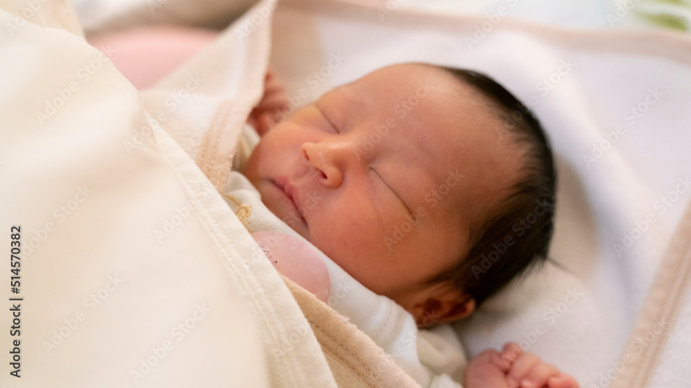 すやすや眠る生まれた日の新生児 すやすや眠る生まれた日の新生児