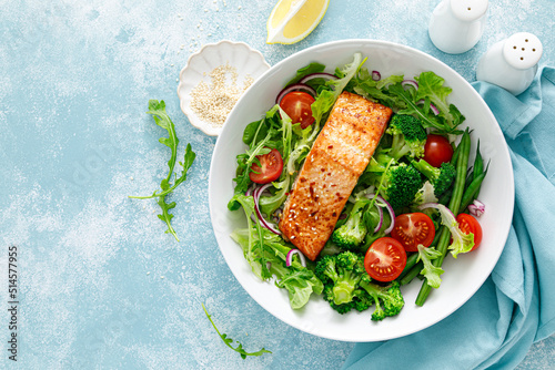 Canvas Print Grilled salmon fish fillet and fresh tomato vegetable salad with lettuce, arugula, broccoli and green beans