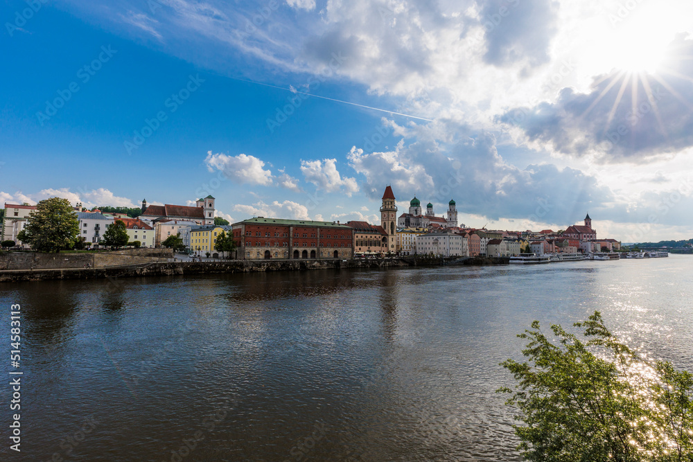 Fototapeta premium 2022-05-13, GER, Bayern, Passau: Blick über die Donau auf die Altstadt von Passau. Zu sehen sind die Wahrzeichen der Stadt, das Alte Rathaus, der Stephansdom die Stadtpfarrkirche St. Paul.