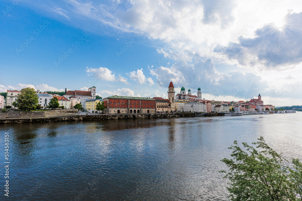 2022-05-13, GER, Bayern, Passau: Blick über die Donau auf die Altstadt von Passau. Zu sehen sind die Wahrzeichen der Stadt, das Alte Rathaus, der Stephansdom die Stadtpfarrkirche St. Paul.