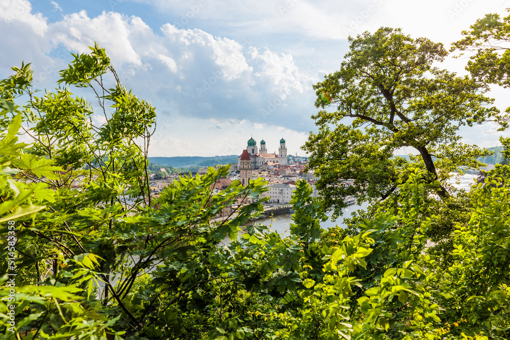 2022-05-13, GER, Bayern, Passau: Blick über die Donau auf die Altstadt von Passau. Zu sehen sind die Wahrzeichen der Stadt, das Alte Rathaus, der Stephansdom.