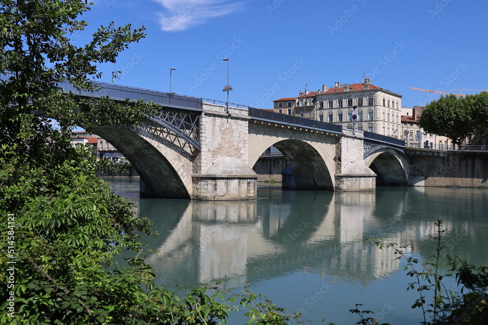Le pont vieux, pont en pierre sur la rivière Isère, ville de Romans sur Isèr, département de la Drôme, France