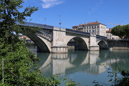 Le pont vieux, pont en pierre sur la rivière Isère, ville de Romans sur Isèr, département de la Drôme, France