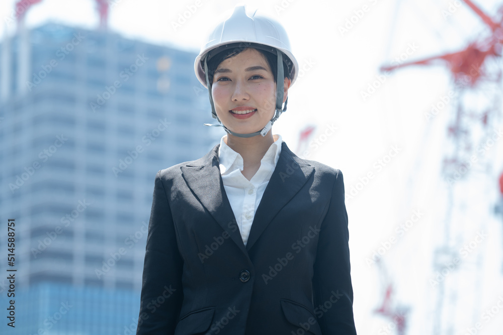 ヘルメットを被る日本人女性 ヘルメットを被る日本人女性