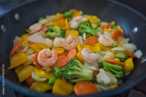 Lowcarb, gesunde, vegetarische Gemüsepfanne mit Garnelen