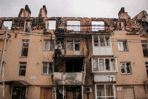 Obraz na płótnie Irpin, Kyiv Oblast, Ukraine. Cities of Ukraine after the Russian occupation. destroyed civilian building in city of Irpin, northwest of Kyiv. w salonie