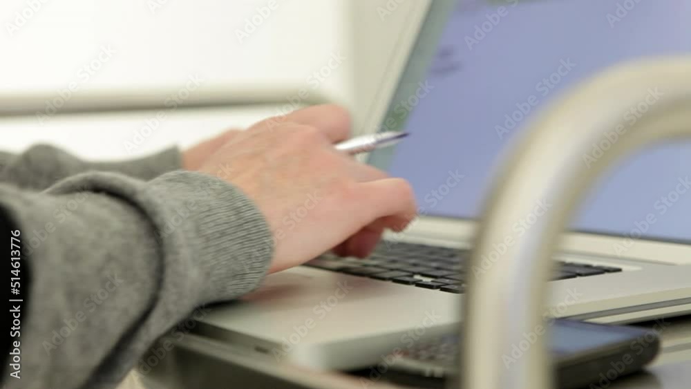 Hände tippen auf Laptop-Tastatur