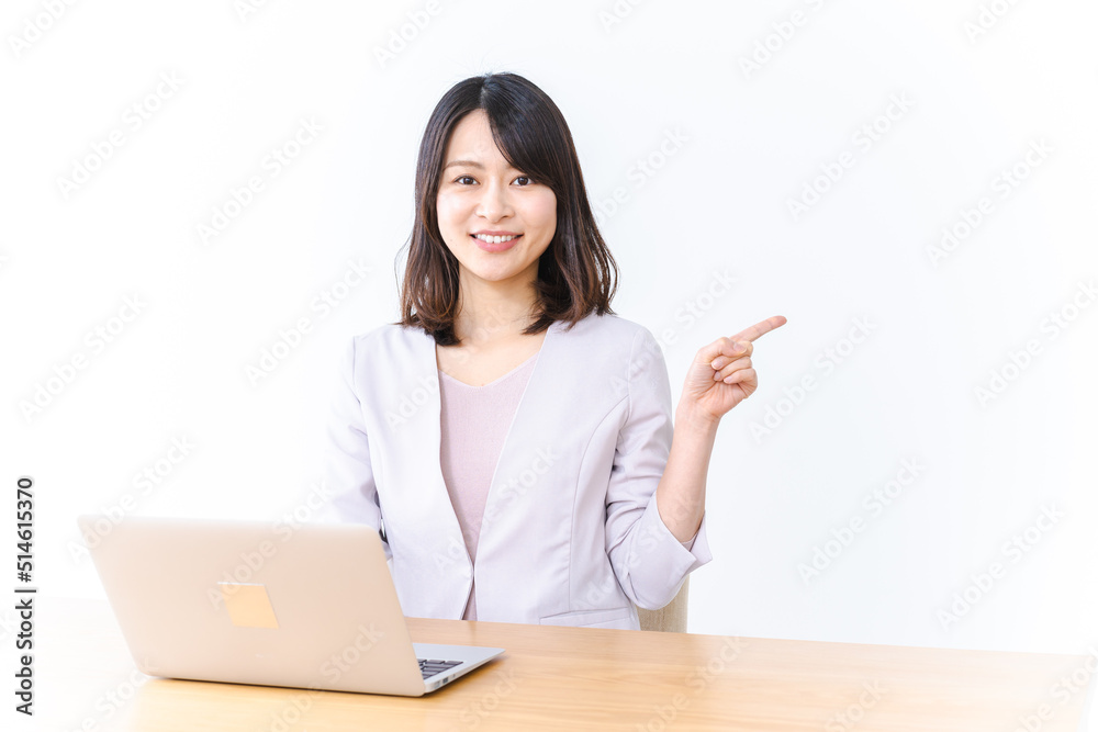 パソコン作業をする若い女性