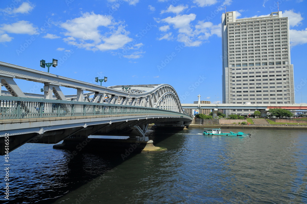 Fototapeta premium 隅田川に架かる白鬚橋全景
