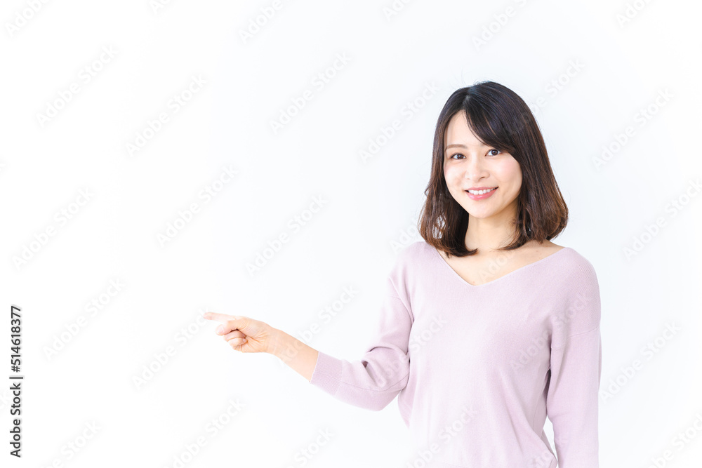 笑顔でおすすめを紹介する若い女性 笑顔でおすすめを紹介する若い女性