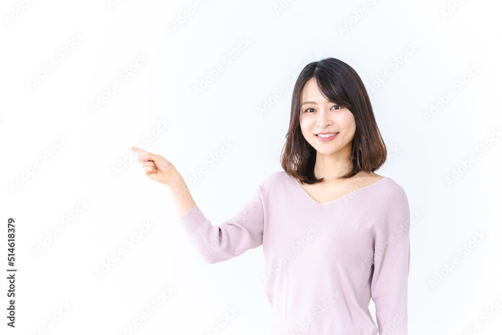 笑顔でおすすめを紹介する若い女性 笑顔でおすすめを紹介する若い女性