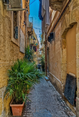 Fototapeta Naklejka Na Ścianę i Meble -  Alley in Siracusa Sicily