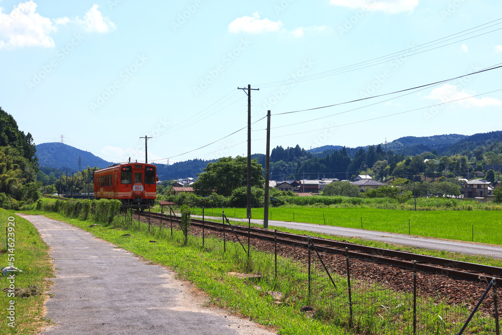 夏の日に走り去る明知鉄道