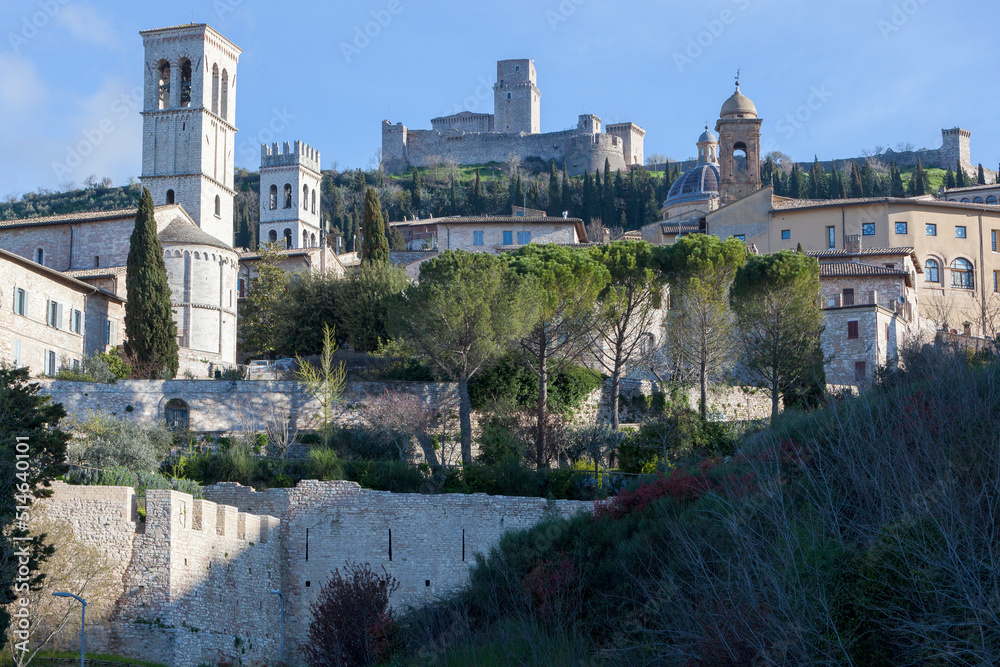 Fototapeta premium Assisi, Perugia. Veduta con campanile di santa Chiara verso la Rocca Maggiore