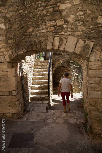Touriste promenant dans les ruelles étroites du village de Montclus (Gard)