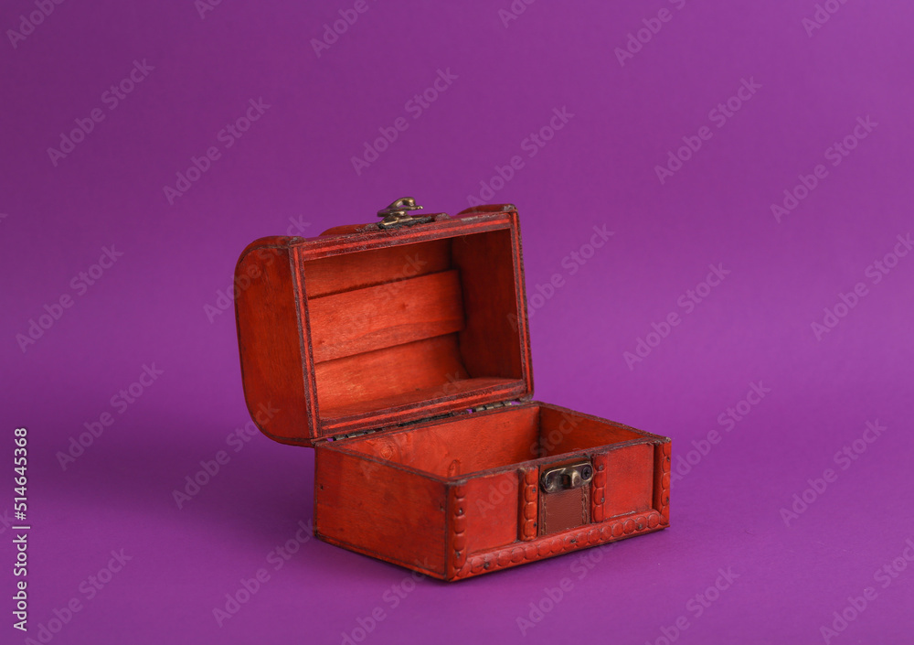 Obraz premium Open red pirate chest on purple background