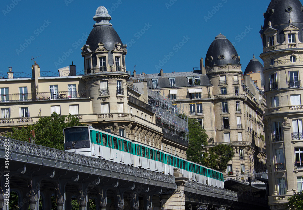 Fototapeta premium Bridge of Bir Hakeim Beauty of Paris, détails. 