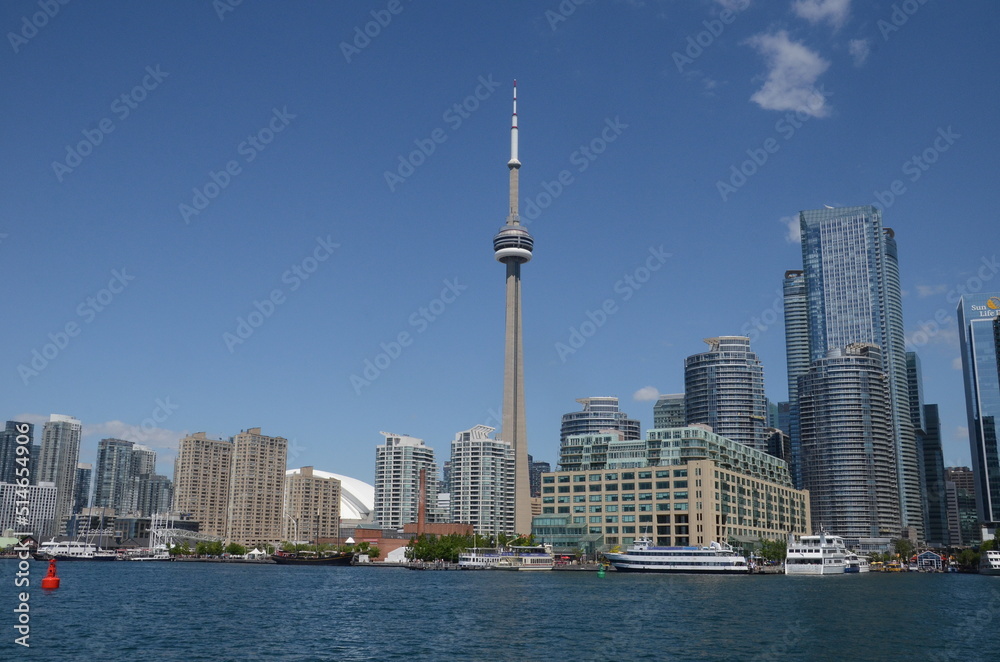 Obraz premium Toronto Skyline and harbour on a sunny day