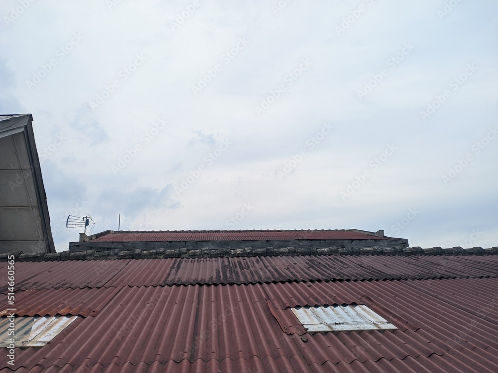 Naklejka premium the roof of the house with a beautiful blue sky view