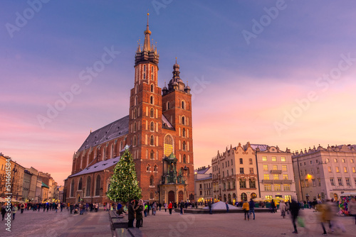 Fototapeta Naklejka Na Ścianę i Meble -  Sunset over the St. Mary's Basilica in Rynek Glowny square, Krakow, Poland