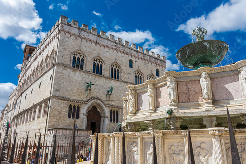 Foto PERUGIA, ITALY, 6 AUGUST 2021 View of Palazzo dei Priori and the fountain