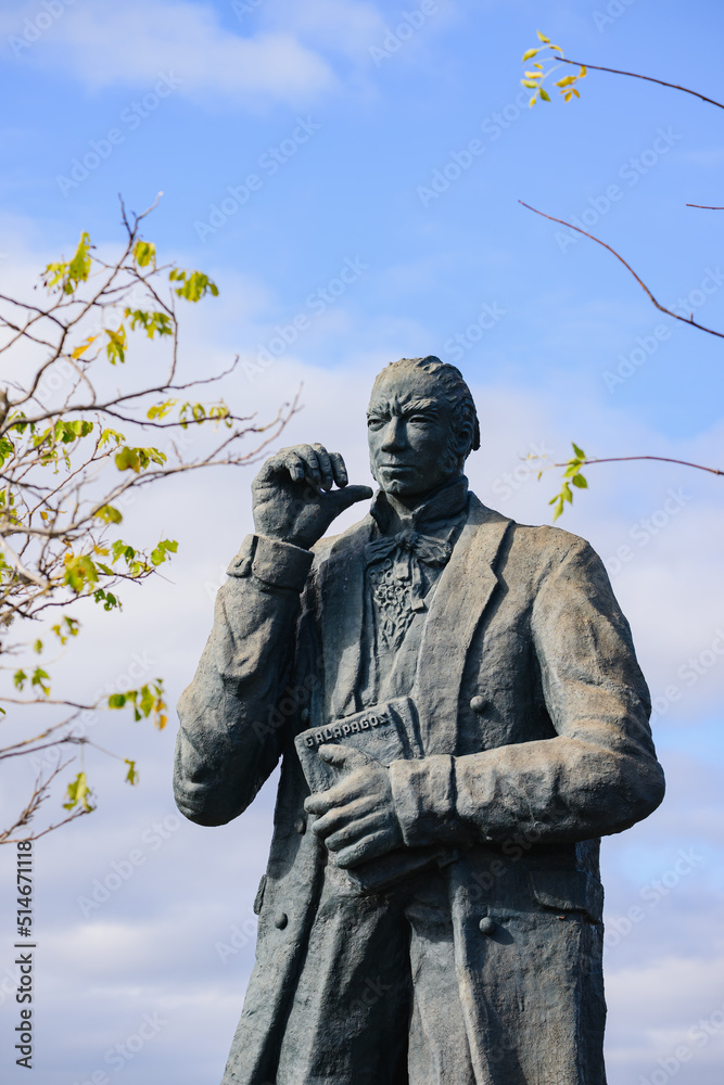 Obraz premium Statue of Charles Darwin, Darwin’s Cove, Galápagos