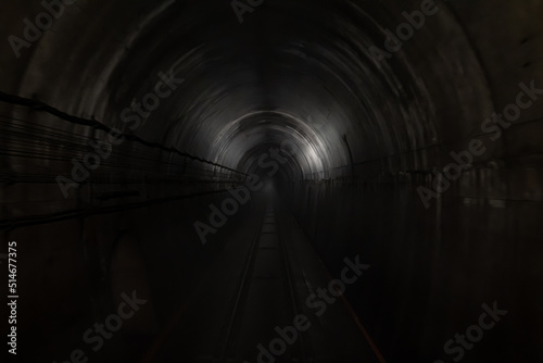 トンネルを走行中の視点