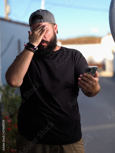 un hombre hipster interactuando con un teléfono movil photo