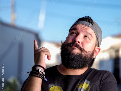 retrato de hombre hipster con barba y bigote teniendo una idea