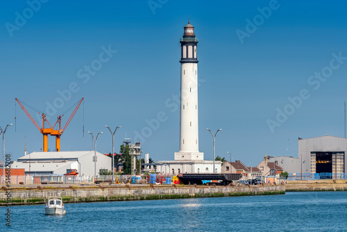 Картината върху платно Phare et chenal di port de Dunkerque sous un beau ciel
bleu